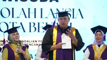 Wali Kota Bekasi Tri Adhianto Buka Wisuda Lansia Tahun 2025